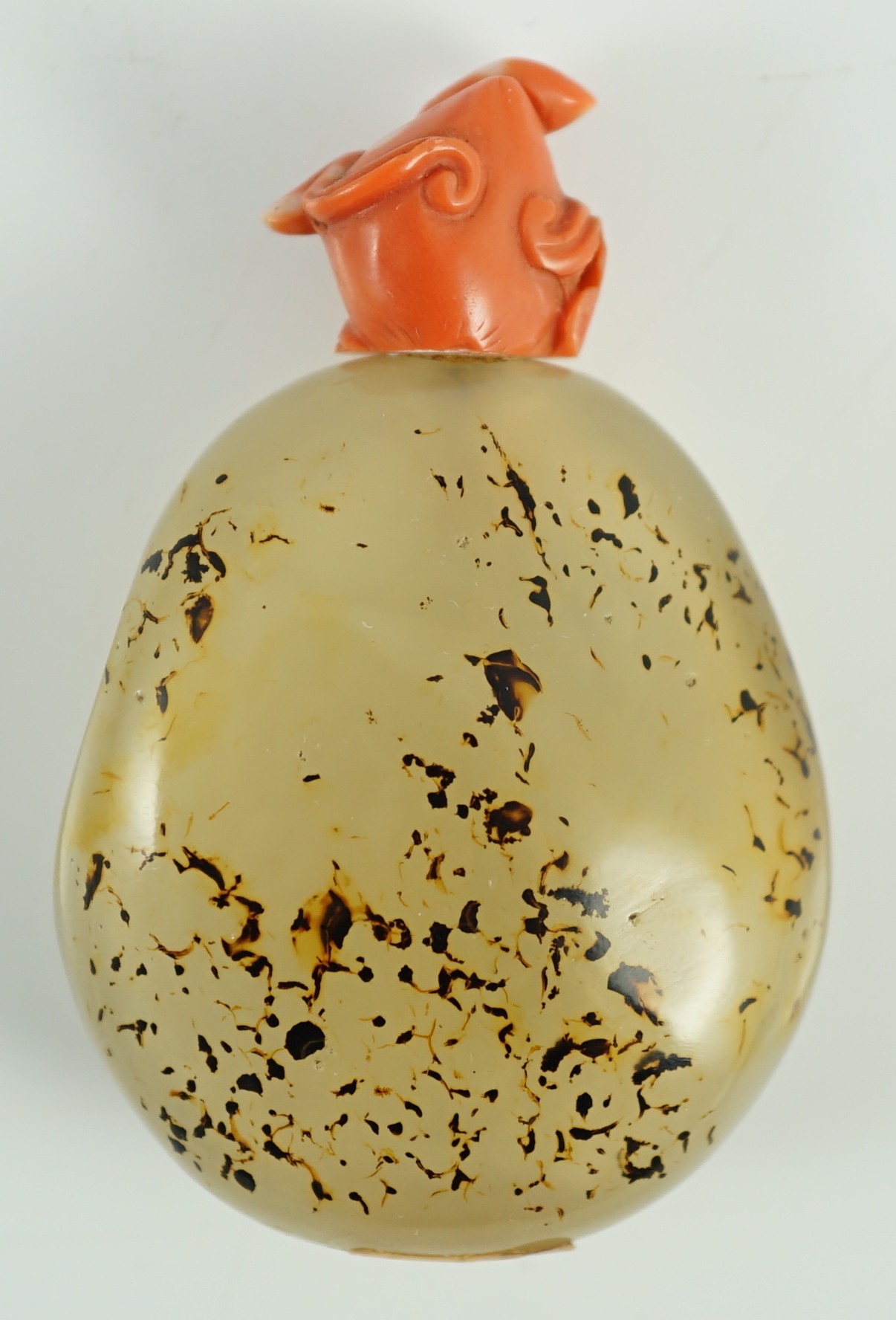 A Chinese shadow agate pebble snuff bottle, 18th/19th century, total height 6.5cm